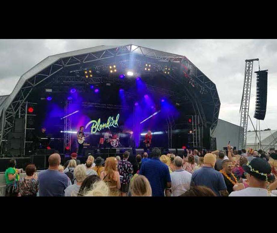 <q>band on stage 1</q>