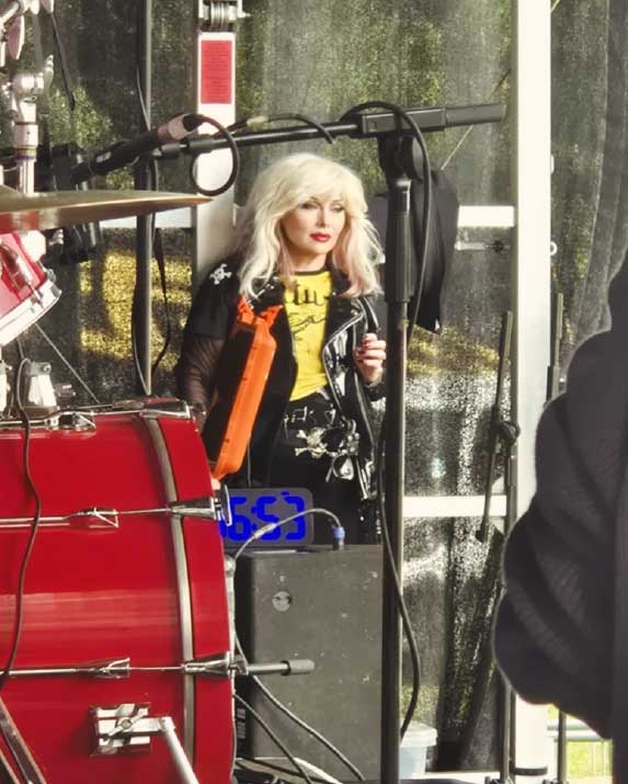 <q>michelle red drumkit</q>